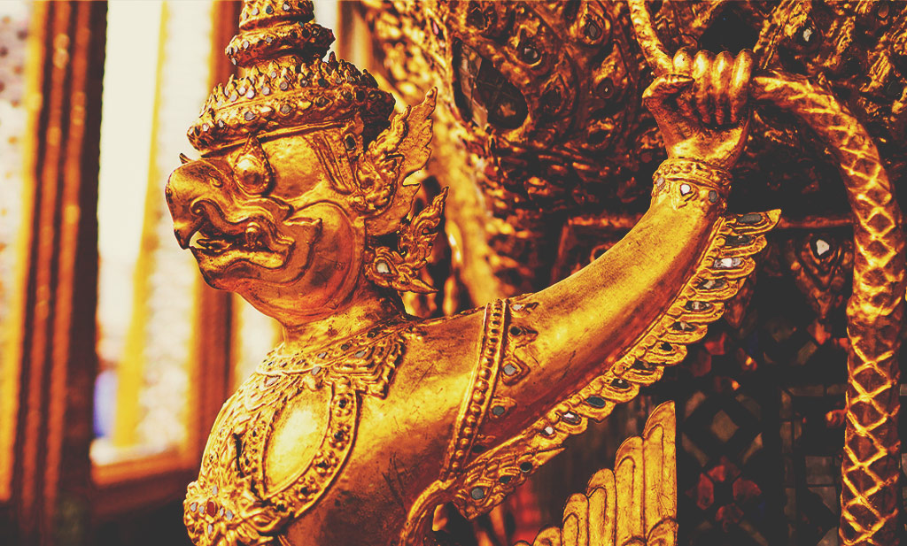 Statue de Garuda Khrut dorée au wat Pho