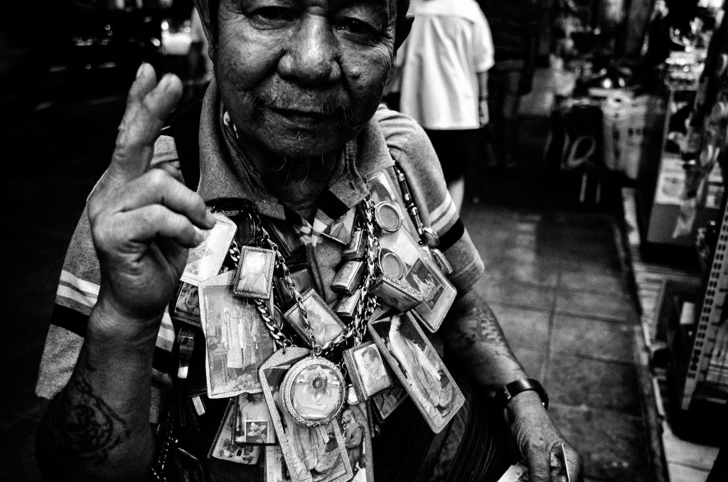 comment survivre à votre voyage ne thailande achetez des amulettes